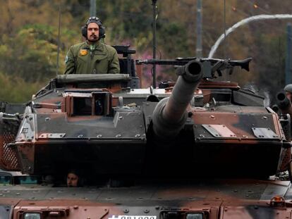 Tanques griegos en un desfile militar en Atenas.