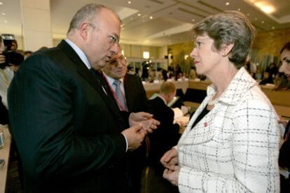 El ministro de Sanidad italiano, Francesco Storace (izquierda), y la ministra británica, Patricia Hewitt, ayer.