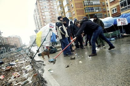 Vecinos del barrio de Gamonal en Burgos siguen en el bulevar para paralizar las obras, 15 de enero de 2014.