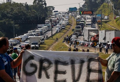 Caminhoneiros fecham parte da rodovia Régis Bittencourt em São Paulo nesta quinta-feira, quarto dia da paralisação da categoria.