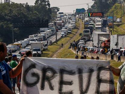 Caminhoneiros fecham parte da rodovia Régis Bittencourt em São Paulo nesta quinta-feira, quarto dia da paralisação da categoria.