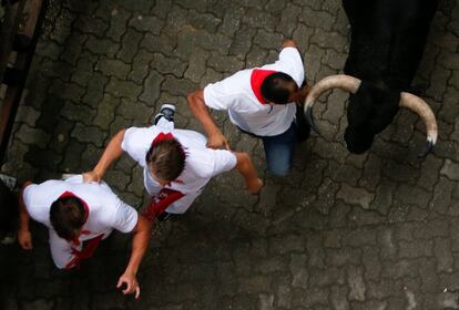 Los toros de la ganaderia salmantina de Puerto de San Lorenzo han protagonizado el primer encierro de estos Sanfermines 2018. 