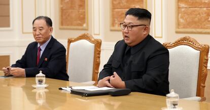 El líder norcoreano Kim Jong Un habla con el presidente surcoreano Moon Jae-in.