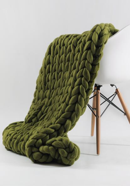 La tendencia es hacerlas tú mismo, pero marcas como Ohhio también fabrican a mano las mantas XXL de punto gigante. Esta, hecha con lana merino en color verde oliva, cuesta 399 euros.