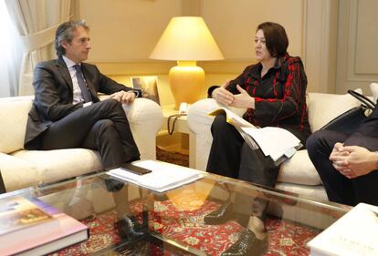 El ministro de Fomento, Inigo de la Serna, con la comisaria europea de Transportes, Violeta Bulc, en el ministerio este lunes