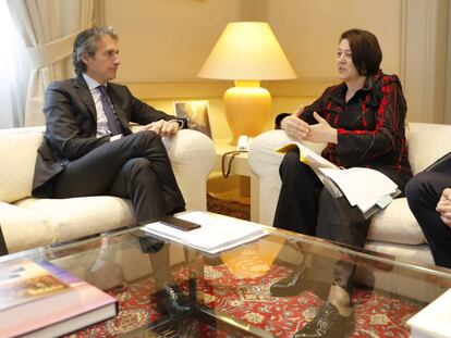 El ministro de Fomento, Inigo de la Serna, con la comisaria europea de Transportes, Violeta Bulc, en el ministerio este lunes