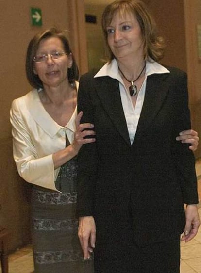 Teresa Compte, a la derecha, junto a Montserrat Tura.