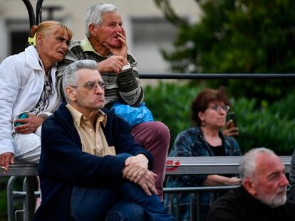 Simpatizantes de Syriza observan las encuestas a pie de urna en la principal carpa electoral de su partido, en la plaza Klafthmonos, en el centro de Atenas, el domingo 21 de mayo.