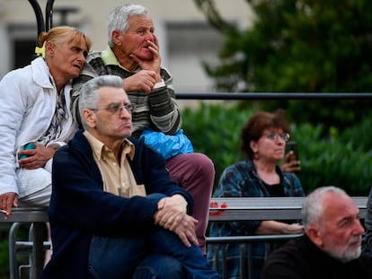 Simpatizantes de Syriza observan las encuestas a pie de urna en la principal carpa electoral de su partido, en la plaza Klafthmonos, en el centro de Atenas, el domingo 21 de mayo.