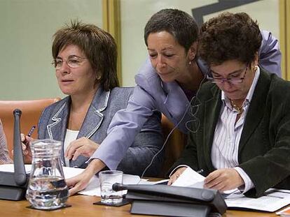 De izquierda a derecha, las parlamentarias Karmele Antxustegi, de EA; Esozi Leturiondo, del PSE, y Kontxi Bilbao, de EB, en un momento del debate en la Comisión de Sanidad.
