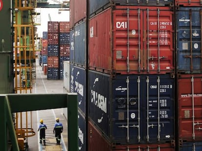 Contenedores con mercanc&iacute;a listos para embarcar en el puerto de Santos (Brasil).