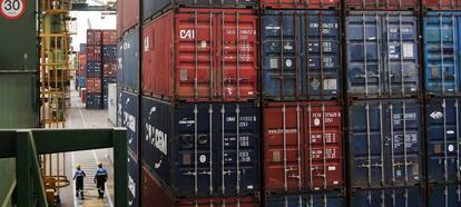 Contenedores con mercancía listos para embarcar en el puerto de Santos (Brasil).