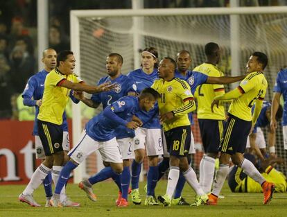 Bacca empuja a Neymar