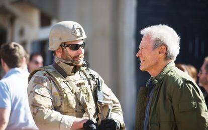 Bradley Cooper con el director Clint Eastwood.