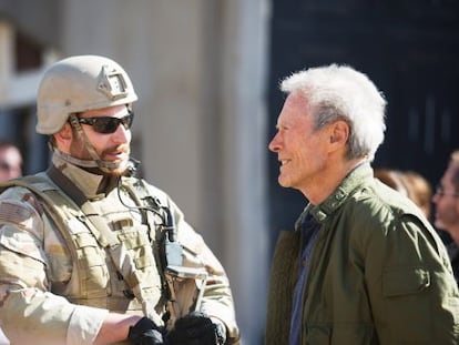 Bradley Cooper con el director Clint Eastwood.