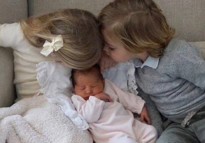 Los príncipes Leonor, Nicolas y Adrienne de Suecia.