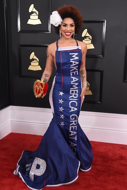 En los Grammy de 2017 también generó polémica al llevar un vestido con los colores de la bandera estadounidense en el que, de nuevo, podía leerse "Make America great again".