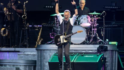 Bruce Springsteen, en un momento de su concierto en el Estadi Olimpic de Barcelona.