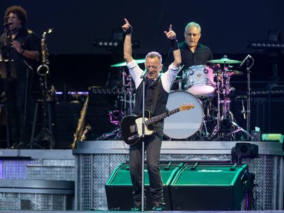 Bruce Springsteen, en un momento de su concierto en el Estadi Olimpic de Barcelona.