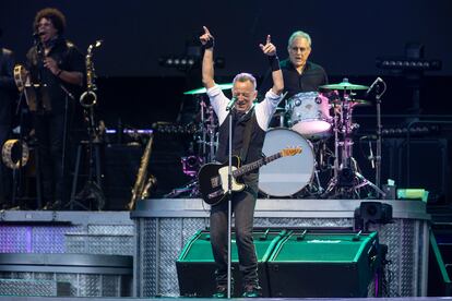 Bruce Springsteen, en un momento de su concierto en el Estadi Olimpic de Barcelona.