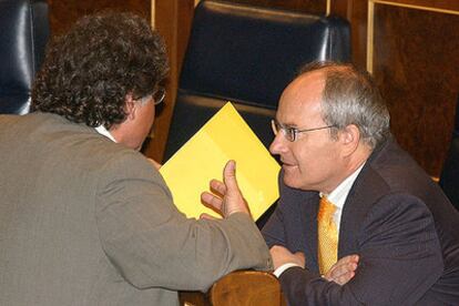 El ministro de Industria, José Montilla (derecha), con el diputado de ERC Joan Tardà, ayer, en el Congreso.