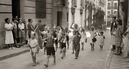 Ni&ntilde;os jugando a milicianos en las calles de Madrid, en 1936.