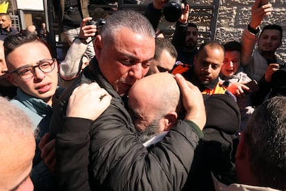 Un familiar (centro-izquierda) abraza al palestino Wadah Bizreh a su llegada a Ramala tras su liberación de Israel.