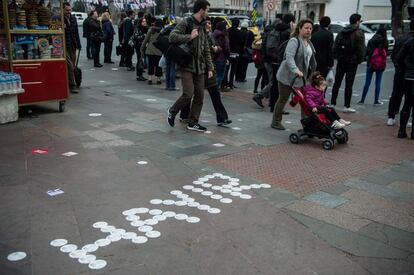 Varias personas caminan frente a la palabra 'Hayir' (No) en el suelo, el 6 de abril de 2017 en Estambul.