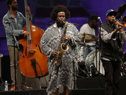El saxofonista Kamasi Washington, ayer domingo, en su concierto en el festival de Jazz de San Sebastián.