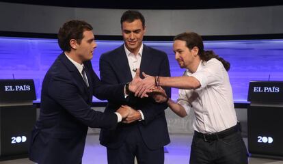 Rivera, S&aacute;nchez e Iglesias se saludan en el debate celebrado por EL PA&Iacute;S en noviembre de 2015.