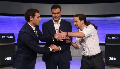 Rivera, Sánchez e Iglesias se saludan en el debate celebrado por EL PAÍS en noviembre de 2015.
