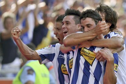 Los jugadores del Espanyol celebran un tanto de Osvaldo.