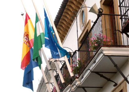 Banderas a media asta en el Ayuntamiento de Marbella en  señal de duelo por la muerte del ex alcalde Gil.
