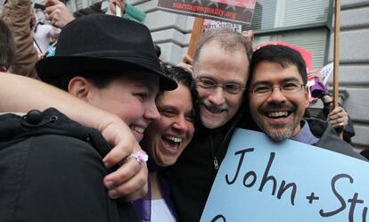 Dos parejas se abrazan tras escuchar la decisión del Tribunal de Apelaciones a favor del matrimonio gay en California.