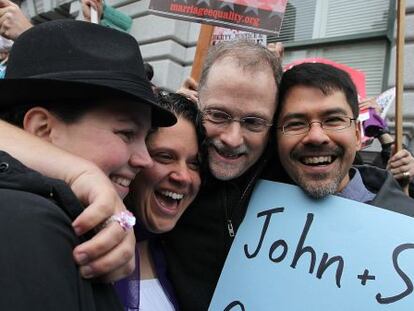 Dos parejas se abrazan tras escuchar la decisión del Tribunal de Apelaciones a favor del matrimonio gay en California.