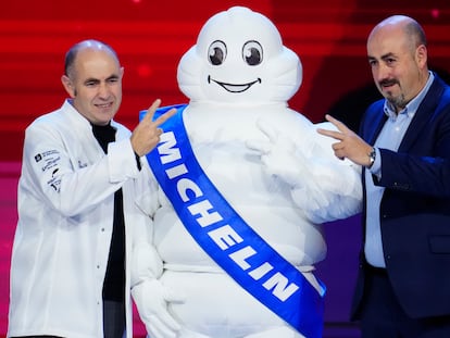 Ignacio Echapresto (i), del restaurante Venta Moncalvillo, recibe un galardón durante la gala de las estrellas Michelin 2024 celebrada este martes en Barcelona. EFE/Enric Fontcuberta