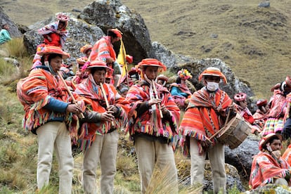Faena comunitaria en la comunidad de Quelqanqa, Cusco, Perú.