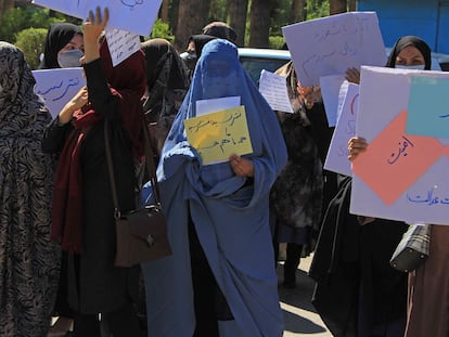 Imagem do protesto incomum de mulheres ocorrido em Herat nesta quinta-feira.