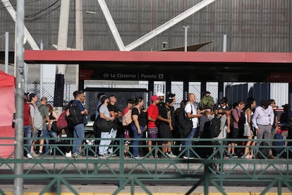 Una veintena de personas esperan el paso del transporte en Santiago luego del corte eléctrico que ha afectado a más del 99% del país este martes. 