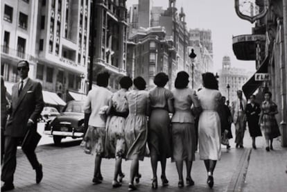 <i>Señoritas por la Gran Vía, Madrid,</i> de Francesc Català-Roca.