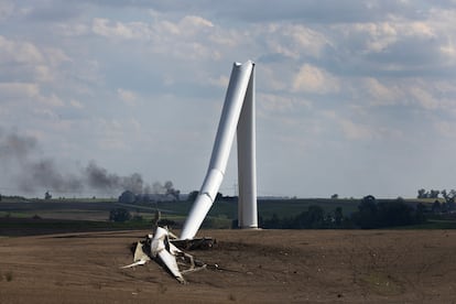 Una turbina eólica se derribó debido a los tornados que arrasaron el área, cerca de Prescott, Iowa. 