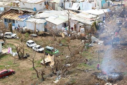 El Parlamento Europeo debatirá la ayuda a las islas afectadas por el huracán Irma. En la imagen, una persona quema escombros ocasionados por el huracán Irma, en Cake Bay, en San Martín.