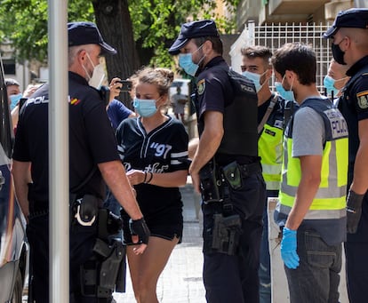 Despliegue de la Policía Nacional en distintos barrios de Palma en una operación para desarticular una red internacional de carteristas.