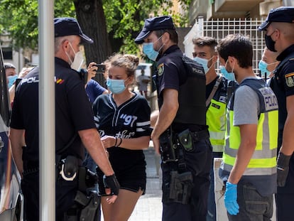 Despliegue de la Policía Nacional en distintos barrios de Palma en una operación para desarticular una red internacional de carteristas.
