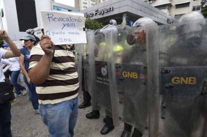 La respuesta de los agentes ha sido firme toda la mañana. En primer lugar, han bloqueado cualquier acceso hacia la plaza de Venezuela, donde los opositores pretendían iniciar la concentración para, de ahí, avanzar hacia la sede del Consejo Nacional Electoral (CNE).