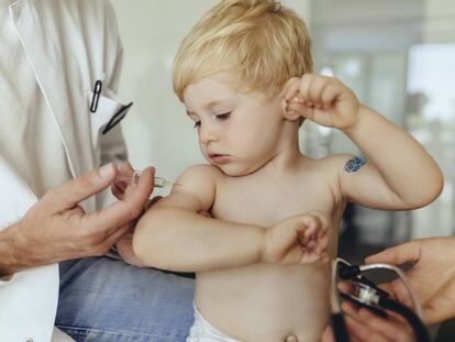 Un niño recibe una dosis de una vacuna.