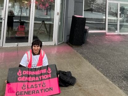 Un grupo de activistas ambientales vandalizan un concesionario de Tesla en Canadá