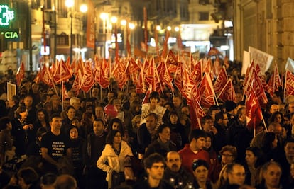 Banderas de los sindicatos, en la marcha contra los recortes sociales.