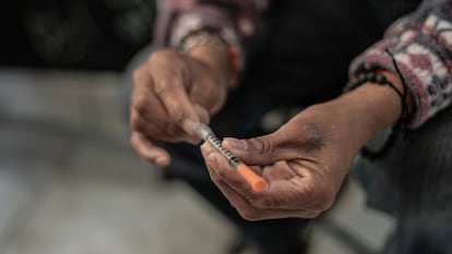 Una mujer muestra una jeringa utilizada para inyectar fentanilo y otras drogas en Tijuana, en mayo de 2023.
