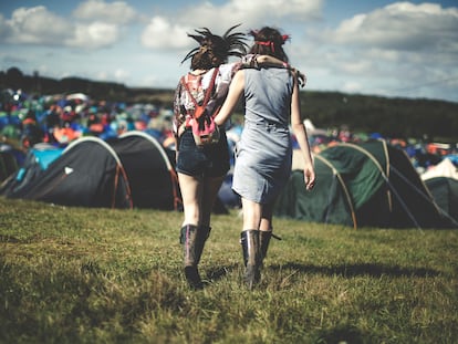 Un par de amigas se abrazan durante la celebración de un festival al aire libre.